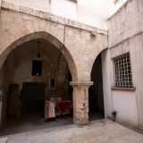 ...d� accesso a un cortile che presenta arcate in pietra medievali. Probabilmente appartenevano a un chiostro di monaci basiliani, un tempo annesso alla chiesa di Santa Maria dell�Annunziata...